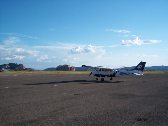 Cessna Skyhawk (N541ER) - on the ramp at Sedona Airport (KSEZ)