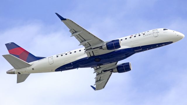 Embraer 175 (N626CZ)