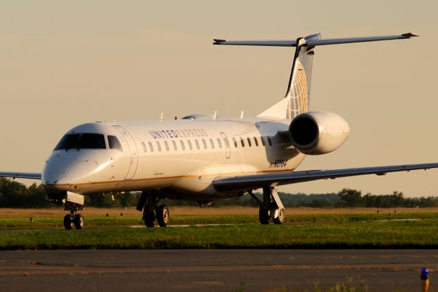 Embraer ERJ-145 (N13964) - Taxiing to Rwy 25 for a departure to EWR/KEWR.