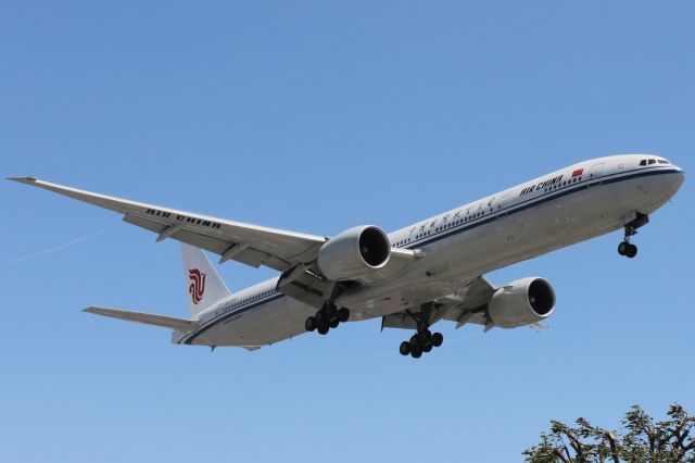 BOEING 777-300 (B-2037)