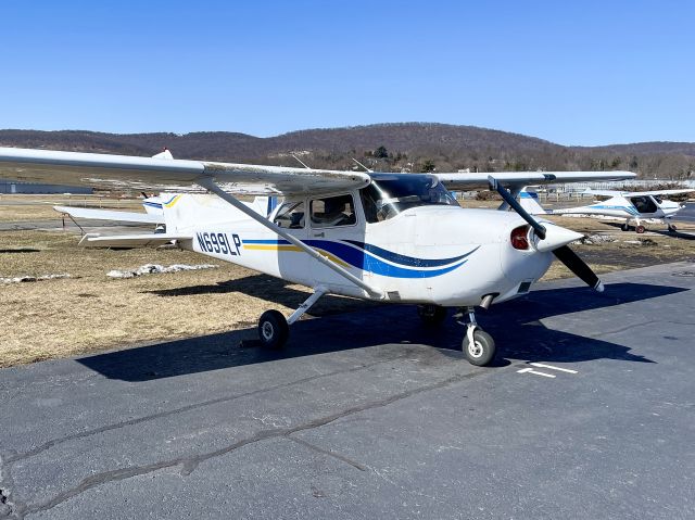 Cessna Skyhawk (N699LP) - N699LP sitting on the ground at N07.