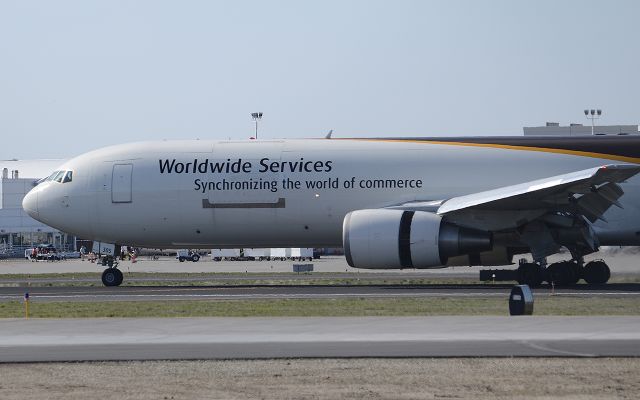 BOEING 767-300 (N305UP)