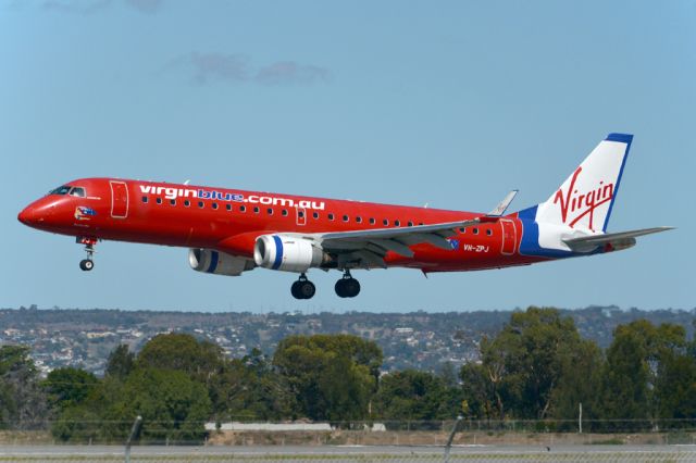 Embraer ERJ-190 (VH-ZPJ) - On short finals for runway 05. Monday, 14th April, 2014.