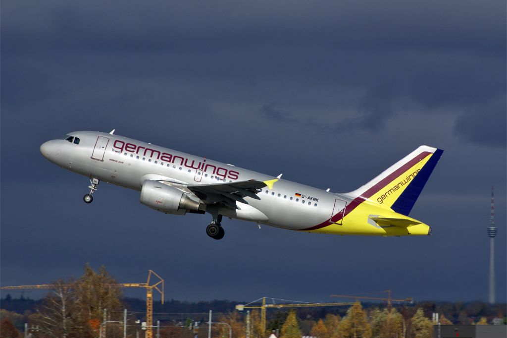 Airbus A319 (D-AKNK) - Airbus A319-112  Germanwings  EDDS Stuttgart Echterdingen Germany  6.November 2009  see the blue rudder(Lufthansa)