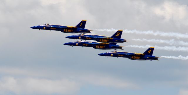 — — - Blue Angels practice 07/14/22 for Thunder Over Michigan Airshow.