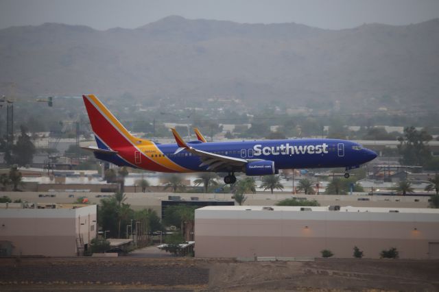 Boeing 737-800 (N8504G)