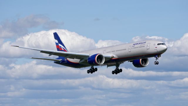 BOEING 777-300 (VQ-BUB) - BOE342 on final to Rwy 16R to complete a ferry flight from KPDX on 4/15/15. (ln 1294 / cn 41690).