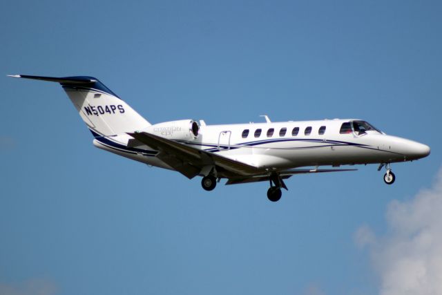 Cessna Citation CJ3 (N504PS) - On final approach for rwy 7 on 2-Nov-16.