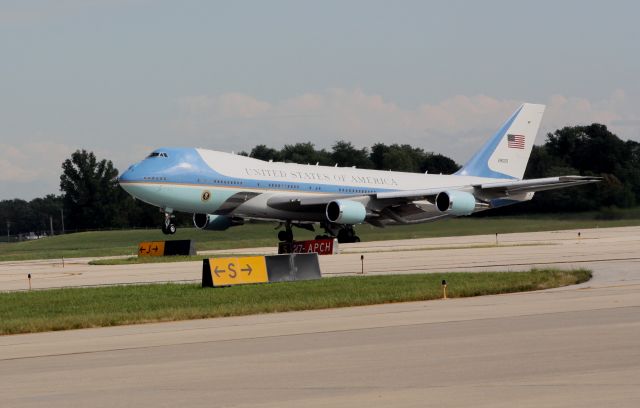 N28000 — - Air Force One off 36R