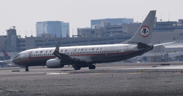 Boeing 737-700 (N951AA)