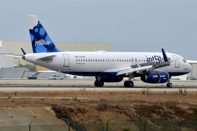 Airbus A320 (N827JB) - A new A320 with sharklets for jetBlue seen slowing down on 24R.