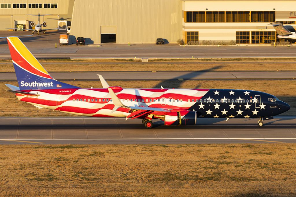 Boeing 737-700 (N500WR)