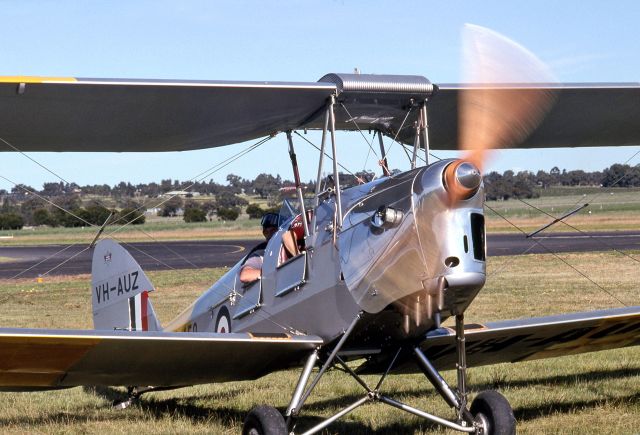 OGMA Tiger Moth (VH-AUZ) - DE HAVILLAND DH-82A TIGER MOTH - REG VH-AUZ (CN 160) - WANGARATTA AIRPORT VIC. AUSTRALIA - YWGT 17/5/1998