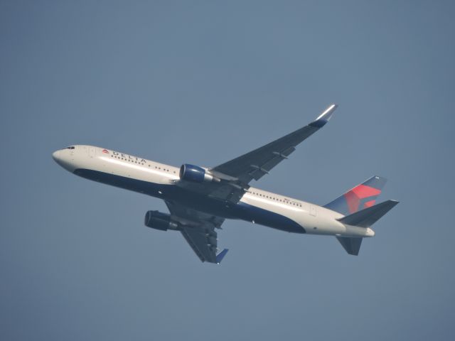 BOEING 767-300 (N194DN) - Shown here is a Boeing 767-300 off the coast of Monmouth NJ in Autumn of 2015.