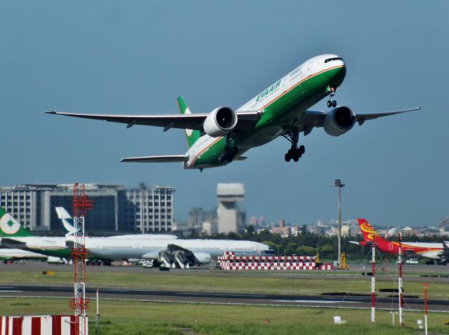 BOEING 777-300ER (B-16713)