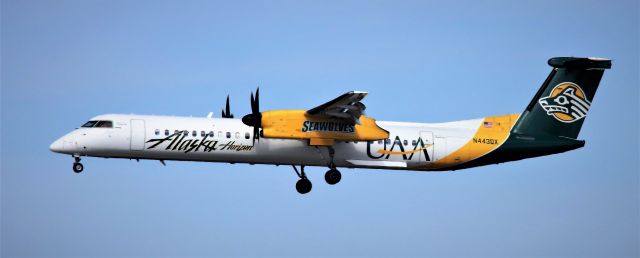 de Havilland Dash 8-400 (N443QX)