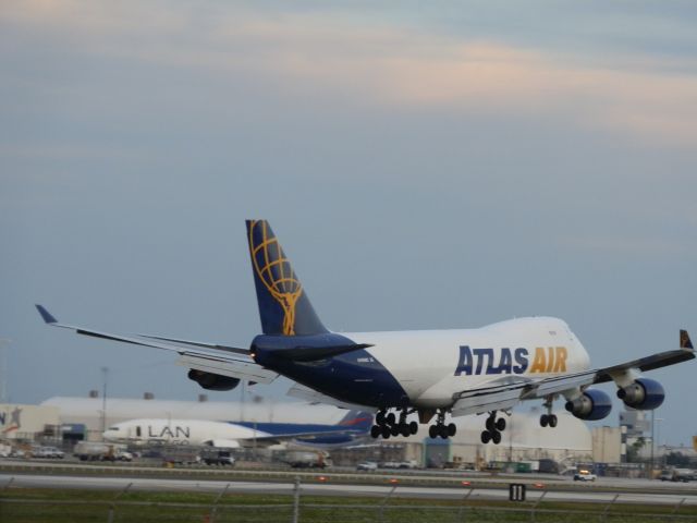 Boeing 747-400 (N496MC)