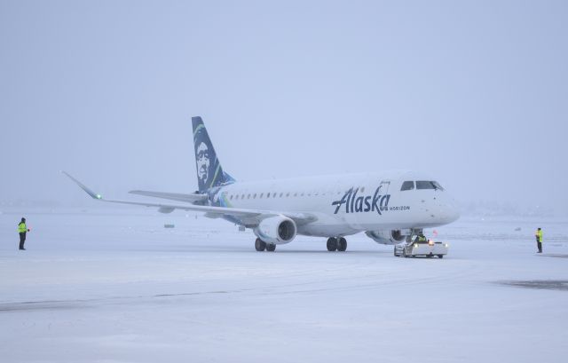 Embraer 175 (N634QX) - FEB SNOW FALL DEPARTURE