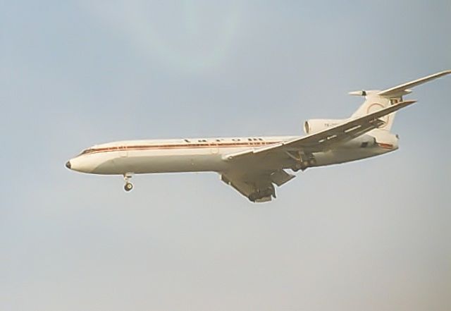 — — - TAROM TU-154 approach EHAM Archief mrt82