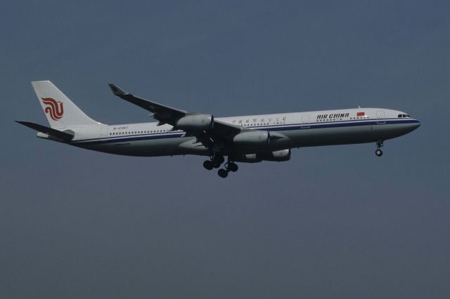 Airbus A340-300 (B-2387) - Final Approach to Narita Intl Airport Rwy16R on 1998/04/30