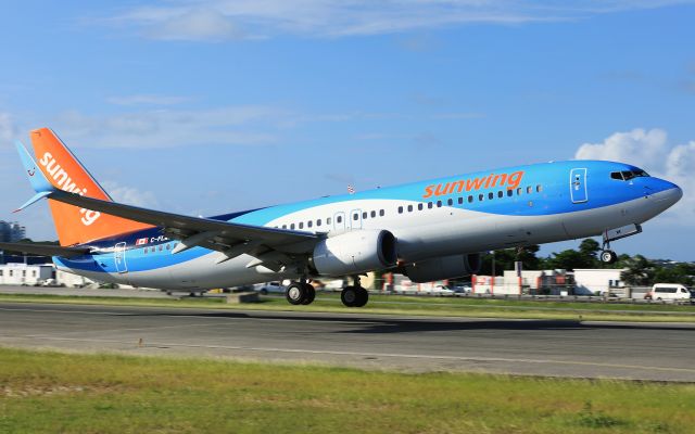 Boeing 737-800 (C-FLWK)