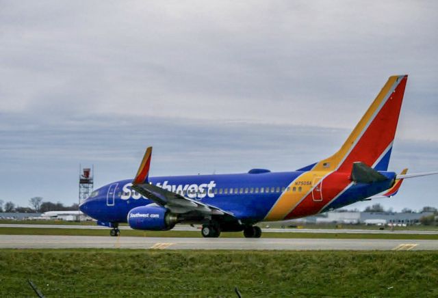 Boeing 737-700 (N750SA) - Very cold and windy 