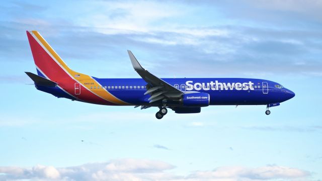 Boeing 737-800 (N8519R) - BOE953 on final to Rwy 16R during a B2 flight from KBFI on 1.21.17. (ln 6245 / cn 36910).