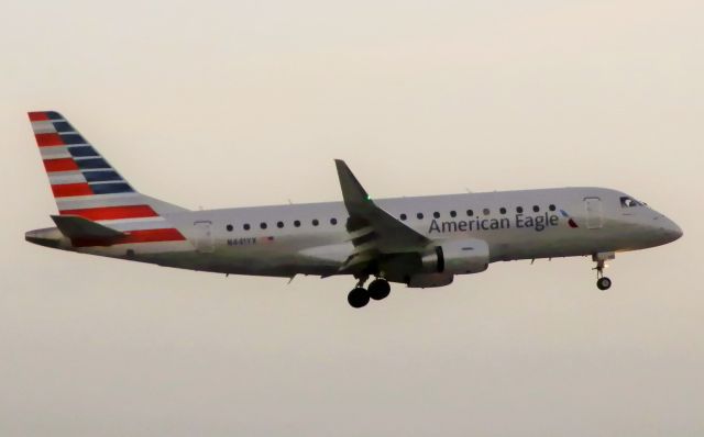 Embraer 175 (N441YX)