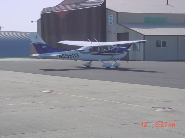 Cessna Skylane (N65603) - Parked on ramp at KHNB