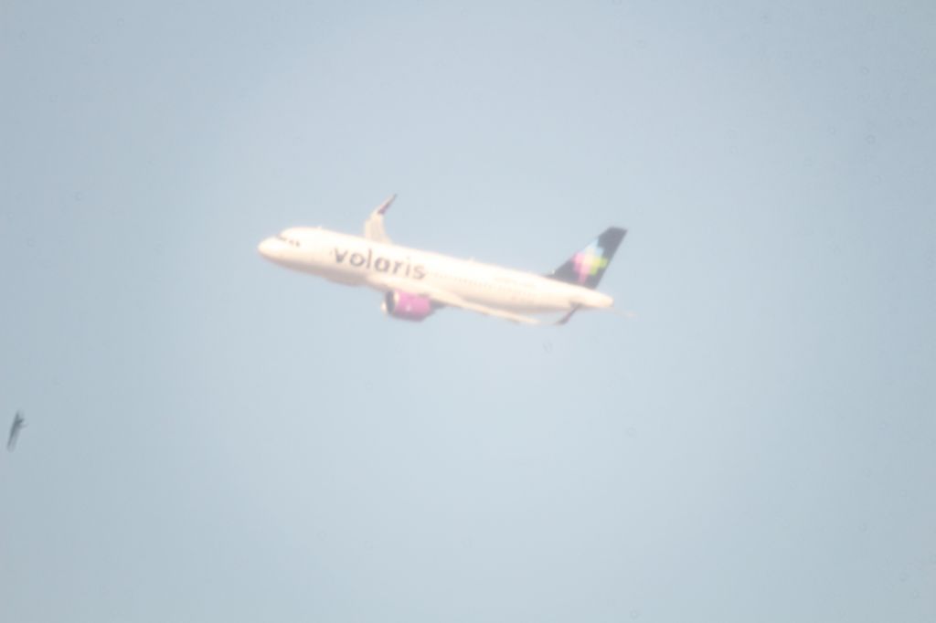 Airbus A320neo (XA-VSD) - Go around.3 times.br /Motor y al airebr /Una maniobra de motor y al aire o maniobra de aterrizaje frustrado ​ es un procedimiento aeronáutico que implica no terminar de realizar una aproximación, por lo que se dice que se da motor y se vuelve al aire.​