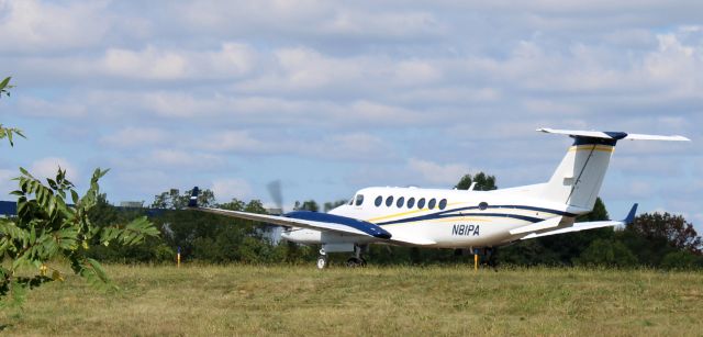 Beechcraft Super King Air 350 (N81PA) - Taxiing for departure is this 2018 Beech King Air 350 in the Autumn of 2024.