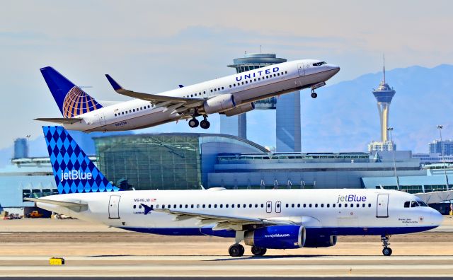 Airbus A320 (N646JB) - JetBlue Airways Airbus A320-232 N646JB (cn 2945) "Bravo Lima Uniform Echo"  N76526 United Airlines Boeing 737-824 C/N 38700  Las Vegas - McCarran International (LAS / KLAS) USA - Nevada, July 18, 2012 Photo: Tomás Del Coro