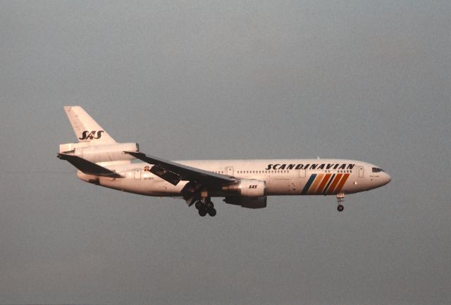 McDonnell Douglas DC-10 (SE-DFG) - Final Approach to Narita Intl Airport Rwy16 on 1987/03/14