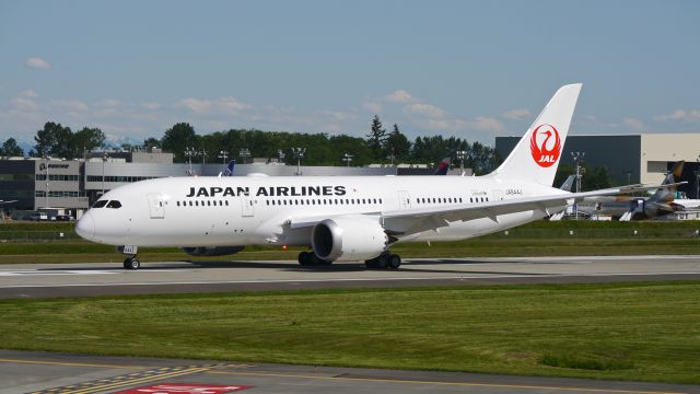 Boeing 787-8 (JA844J) - BOE203 taxis to the Boeing North ramp after landing on Rwy 34L and completing a B1 flight on 5.11.16. (ln 434 / cn 38136).