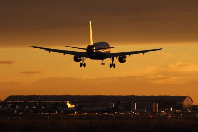 — — - Landing runway 027R at LHR.