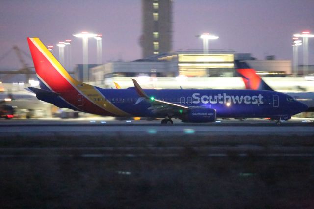 Boeing 737-800 (N8680C)