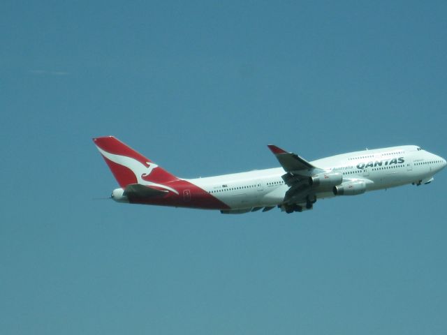 Boeing 747-400 (VH-OJS) - Qantas 747 taking off