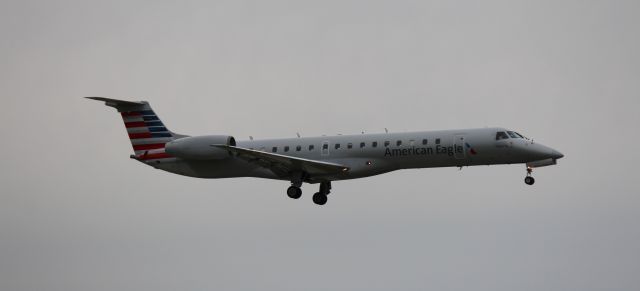 Embraer ERJ-145 (N621AE) - Landing 10C