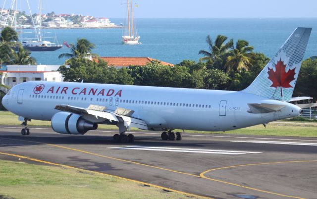 BOEING 767-300 (C-FCAE)