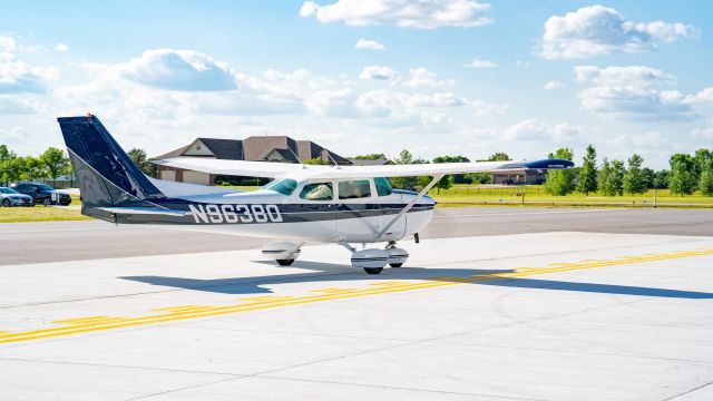 Cessna Skyhawk (N9638Q) - N9638Q a Cessna 172M taxing to the end of runway 17 at Stearman Airfield in Benton, KS.