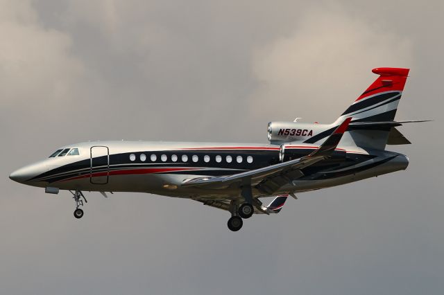 Dassault Falcon 900 (N539CA) - short final RWY25L, date 04-Jun-2014