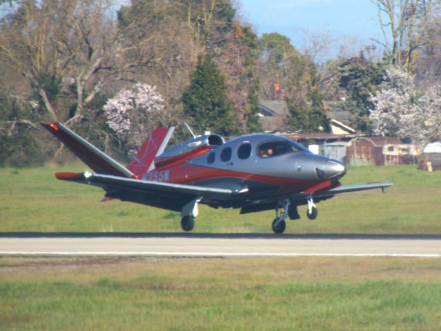 Cirrus Vision SF50 (N255M) - Here's an SF50 owned by Steve Sliwa, I was standing at dead end near the runway. RBL - MCC