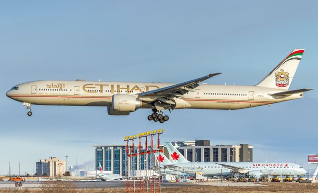 BOEING 777-300ER (A6-ETJ) - EY141 arrives from Abu Dhabi, on very short finals for runway 24R