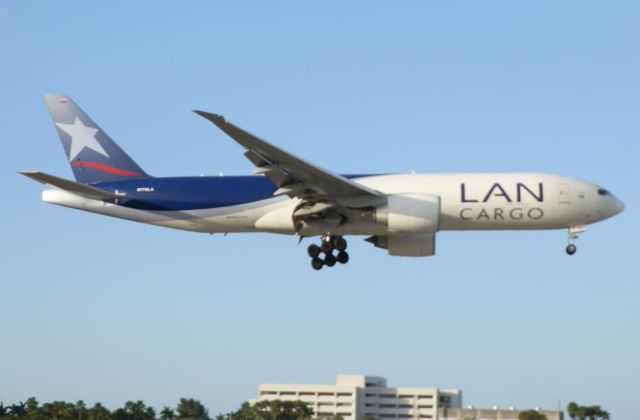 BOEING 777-200LR (N776LA)