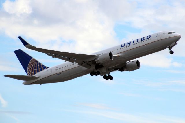 BOEING 767-300 (N685UA) - Airborne off rwy 27L on 28-Aug-19 operating flight UA959 to KORD.