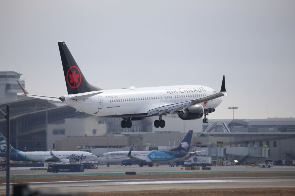 Boeing 737 MAX 8 (C-FSIQ)
