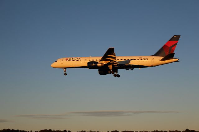 Boeing 757-200 (N670DN)