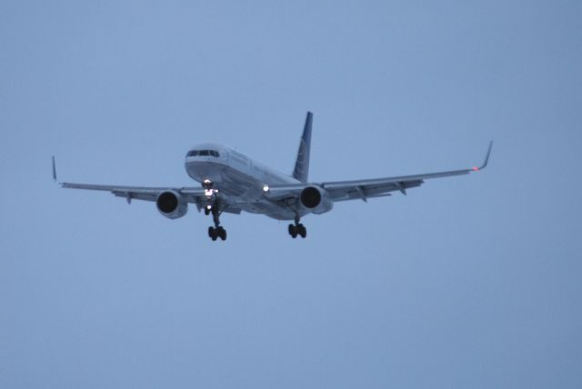 Boeing 757-200 (N29129) - landing