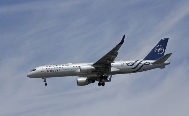 Boeing 757-200 (N705TW) - A Delta Airlines B757 in Skytean paint is lined up for landing on runway 26L in Atlanta, Ga. 2018-04-04 