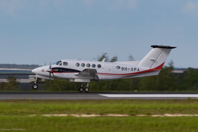 Beechcraft Super King Air 200 (9H-XPA)